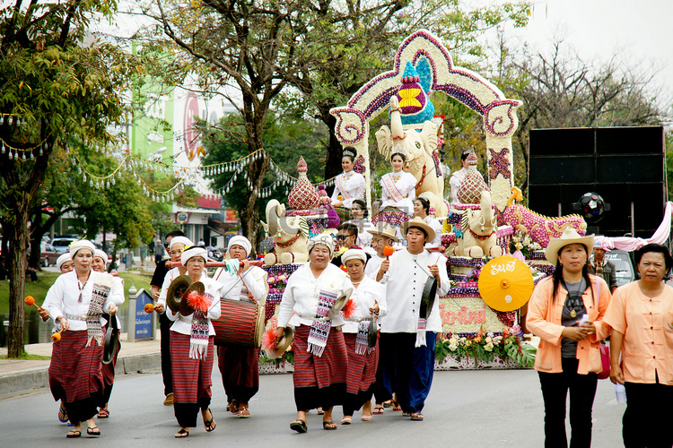 2013 年清迈花卉节游行中的泰国人