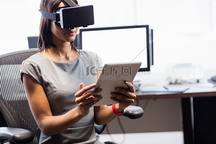 女商人在使用虚拟眼镜时看着她的