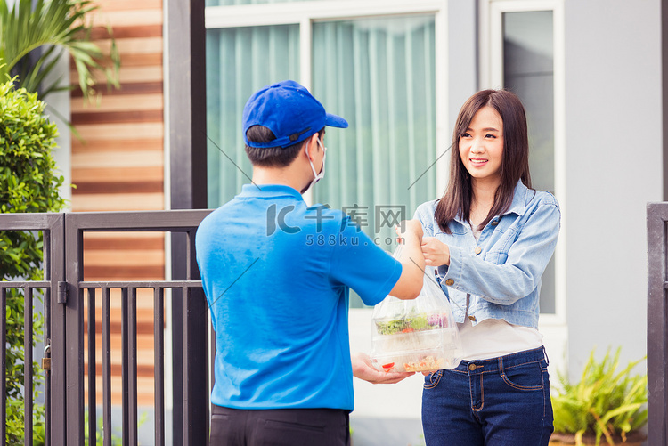 做杂货店的送货员把米饭盒塑料袋