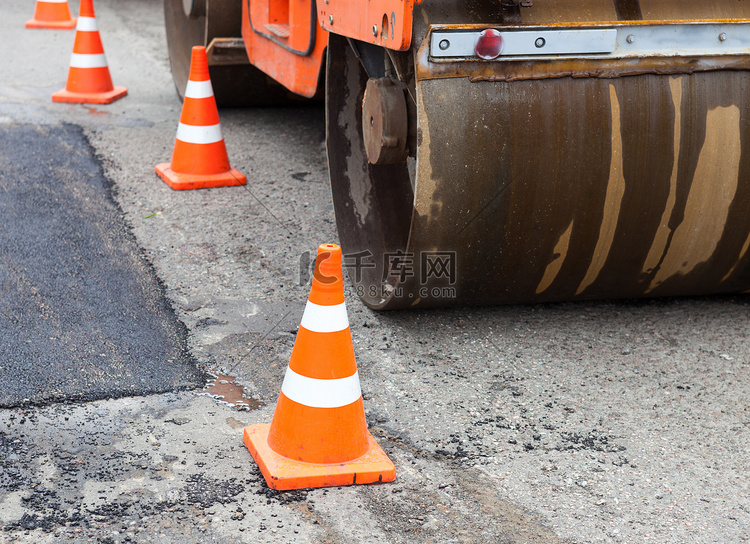 道路施工中的串联压路机和交通锥