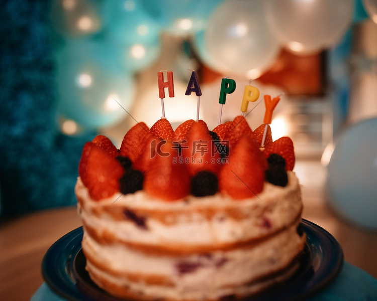 生日蛋糕与蜡烛对着蓝色气球