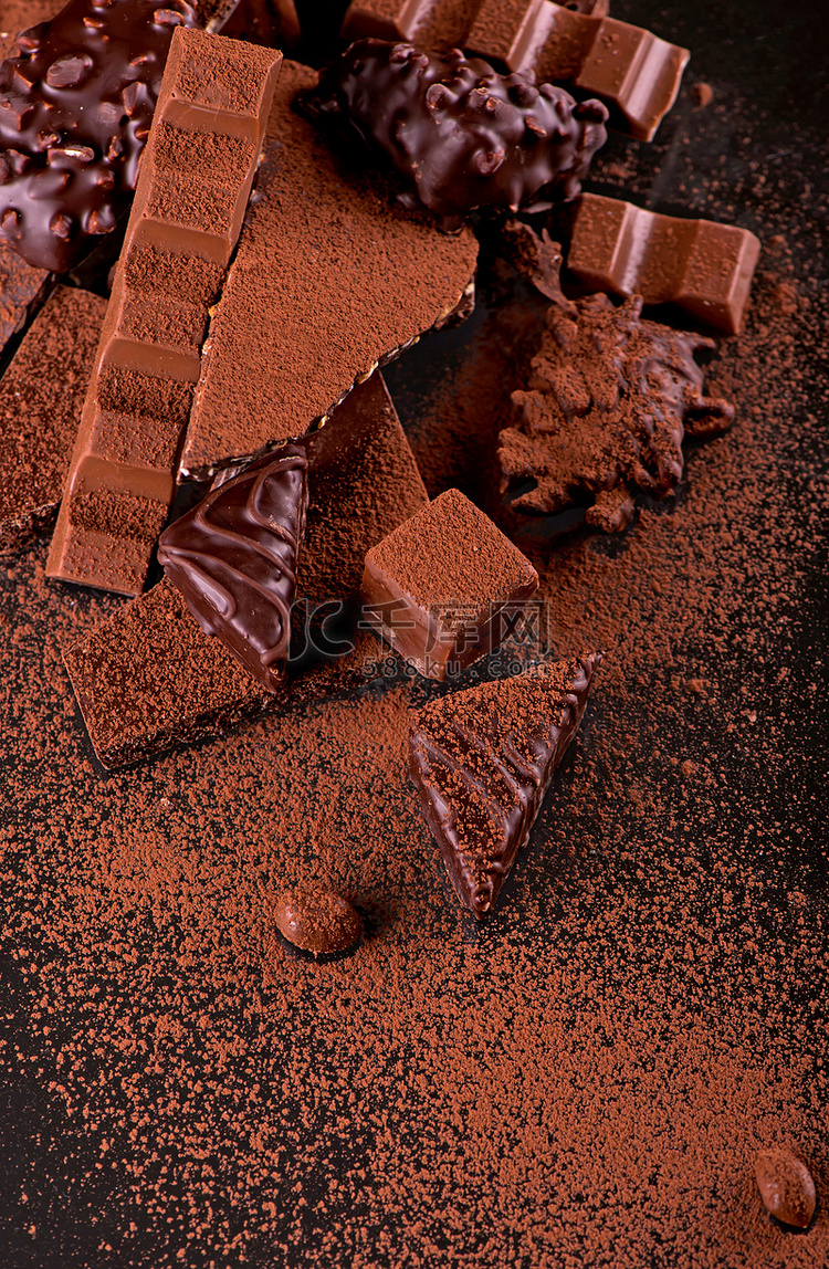 木质背景中的巧克力片和可可粉