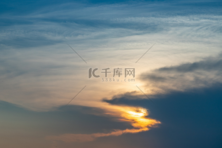 美丽的夕阳天空在云层之上，散发