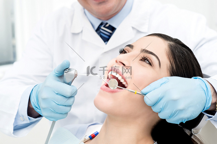 女性的牙科治疗。
