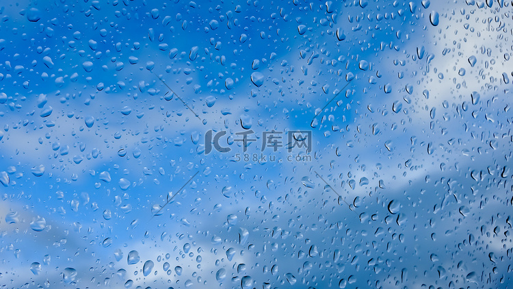 在特写视图中，雨滴顺着窗户流下