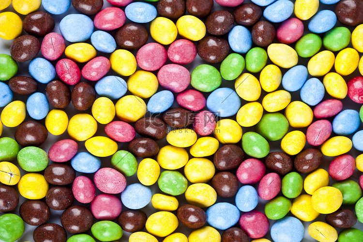 一堆美味的彩虹五颜六色的巧克力