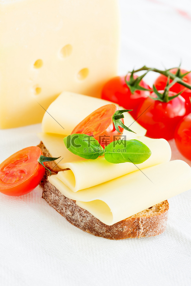 奶酪三明治配新鲜番茄和罗勒垂直