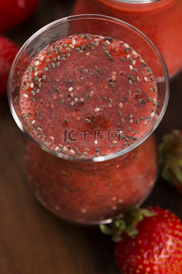 一杯加奇亚籽的红草莓冰沙