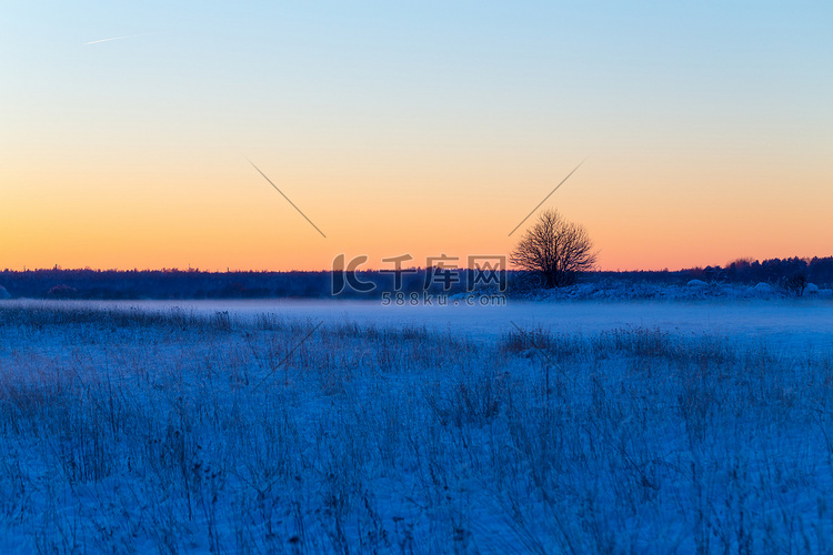 冬天多雪的农村风景在晚上