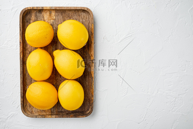 新鲜柠檬，放在木盘上，白色背景