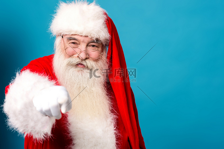 快乐的圣诞老人指着你