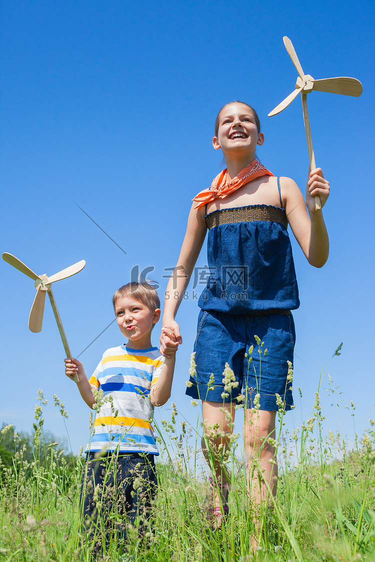 夏日的孩子们拿着风车