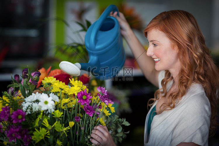 浇花的女卖花人