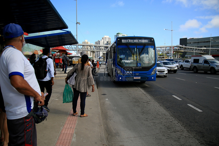 看到乘客在等候公共交通巴士