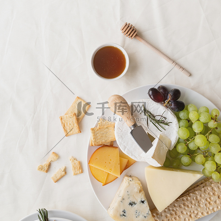 奶酪拼盘配蜂蜜、葡萄、面包和迷