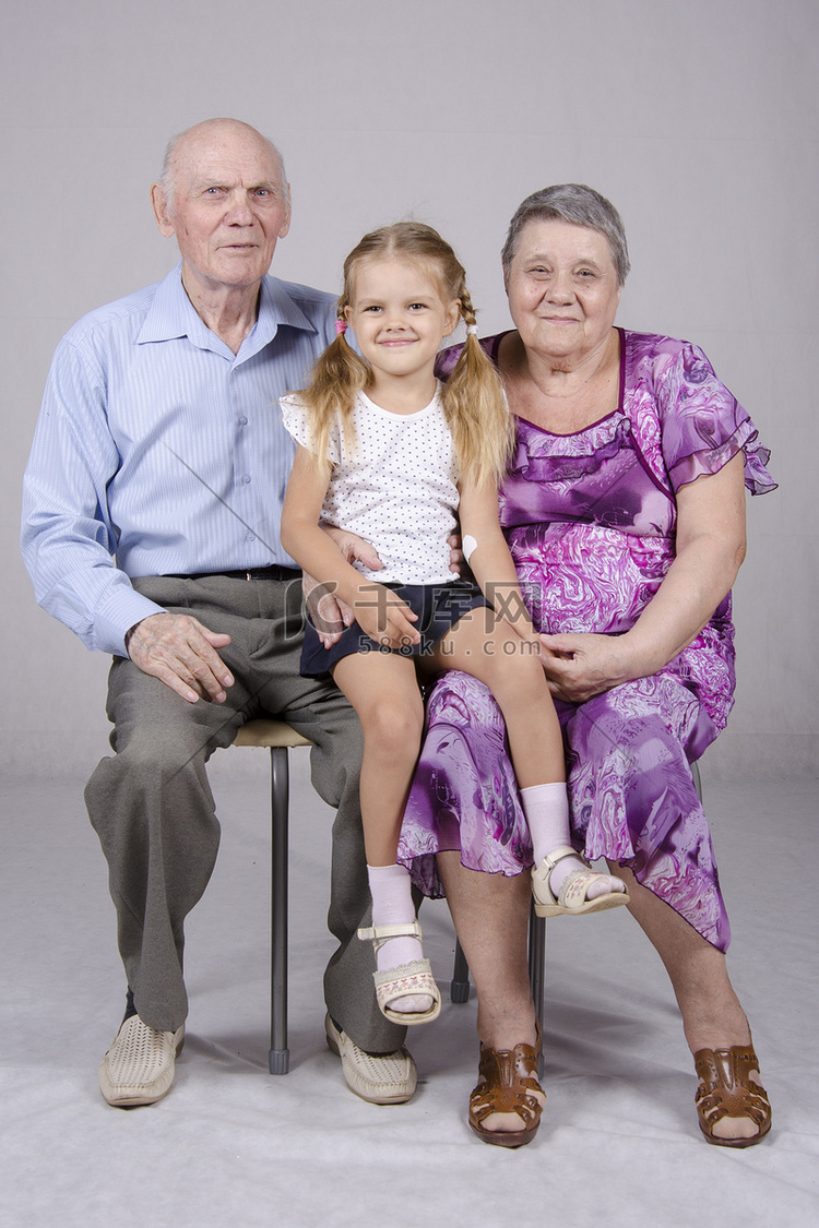 集体照：祖母、祖父和孙女