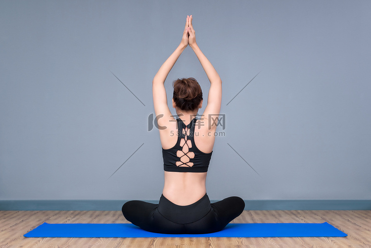 健康的女人在运动健身房锻炼瑜伽