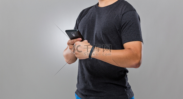 男子使用手机与可穿戴设备同步