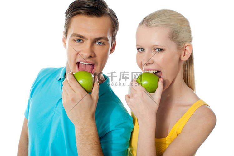 吃新鲜的绿色苹果的健康夫妇