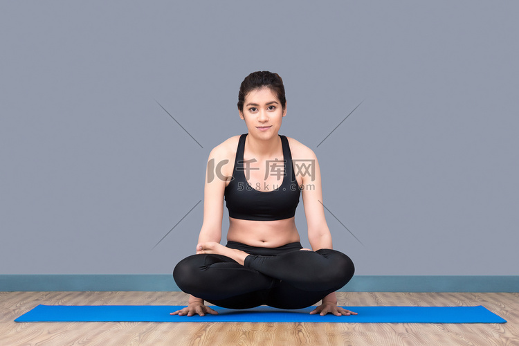 健康的女人在运动健身房锻炼瑜伽