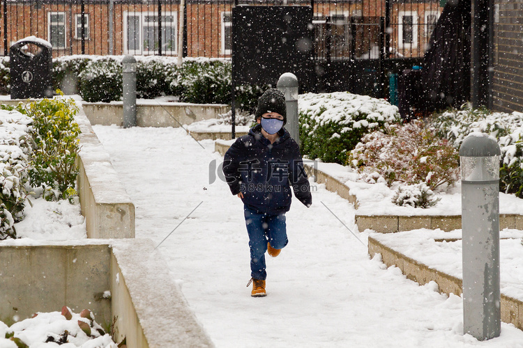 一个男孩在雪地里奔跑