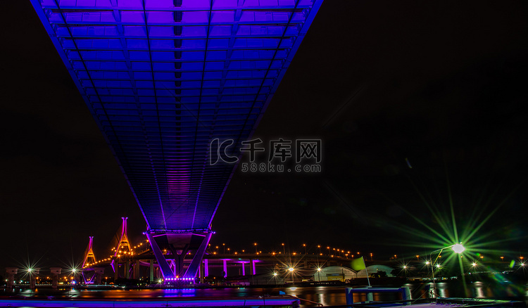 普密蓬桥的黄昏场景，也被称为工