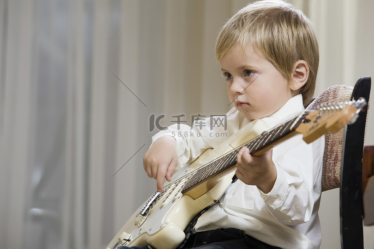 弹吉他的男孩（3-4岁）