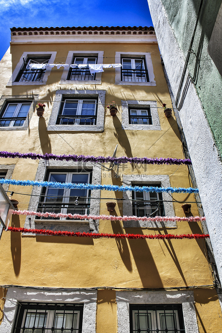 里斯本阿尔法玛的街道装饰着花环