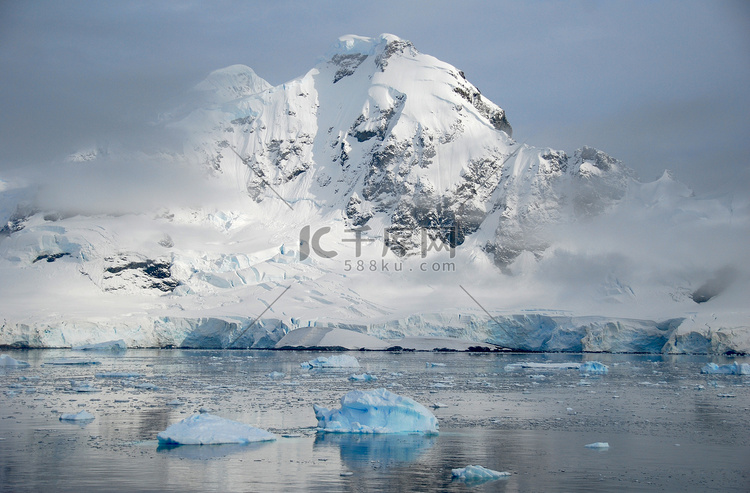 与冰山的南极风景