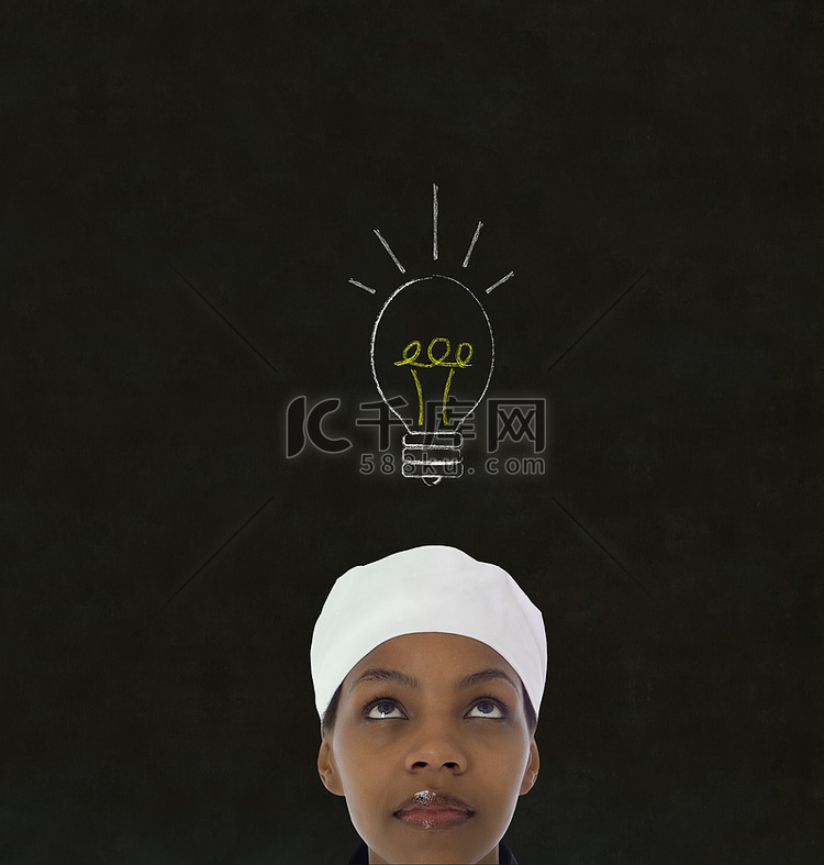 电灯泡想法粉笔黑板背景的非洲女