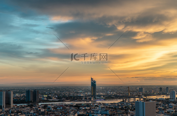 曼谷市鸟瞰图俯瞰摩天大楼和桥梁