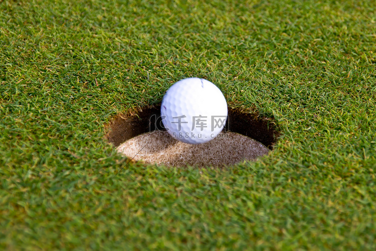 高尔夫球进洞