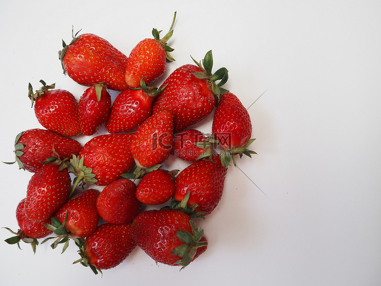 在白色背景的成熟红色草莓莓果。