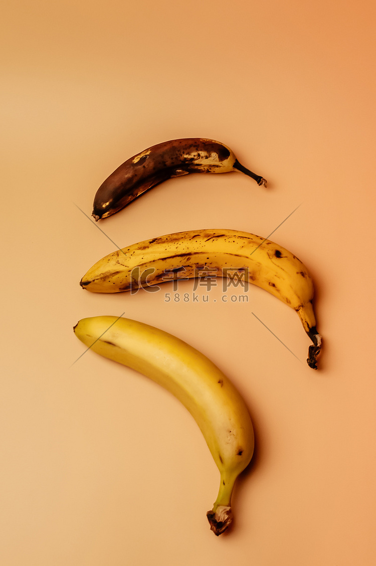 三个香蕉的丑陋果实从成熟变成更