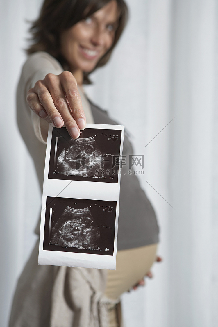 孕妇在室内举超声波检查图