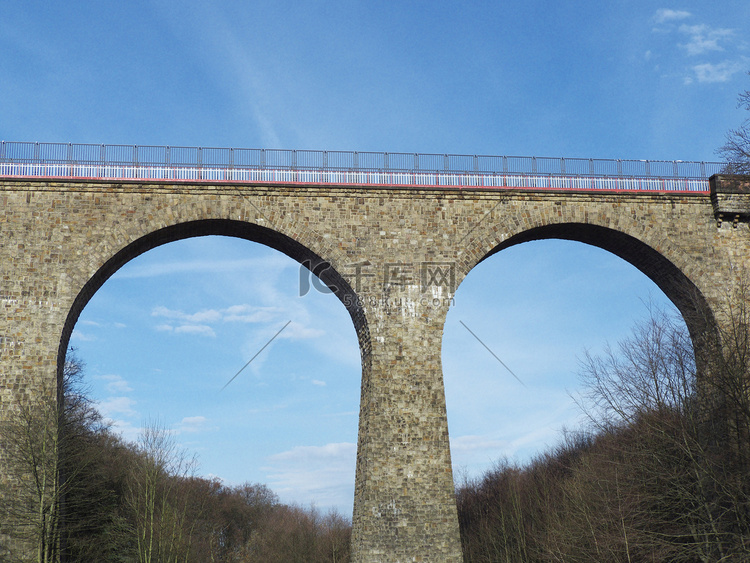 山谷上的石拱桥