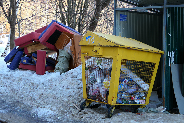 旧家具被扔进街道垃圾桶附近的垃