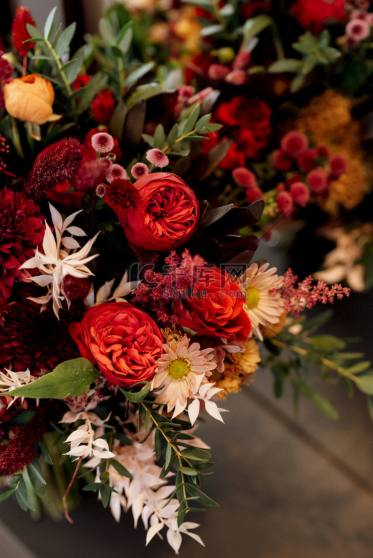 红色典雅的新鲜自然花婚礼花束