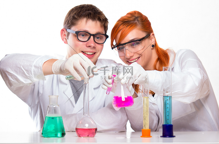 化学实验室的两名学生做反应
