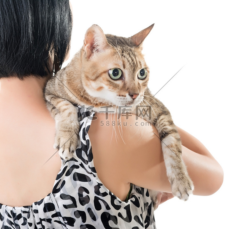 亚洲女人抱着她的猫