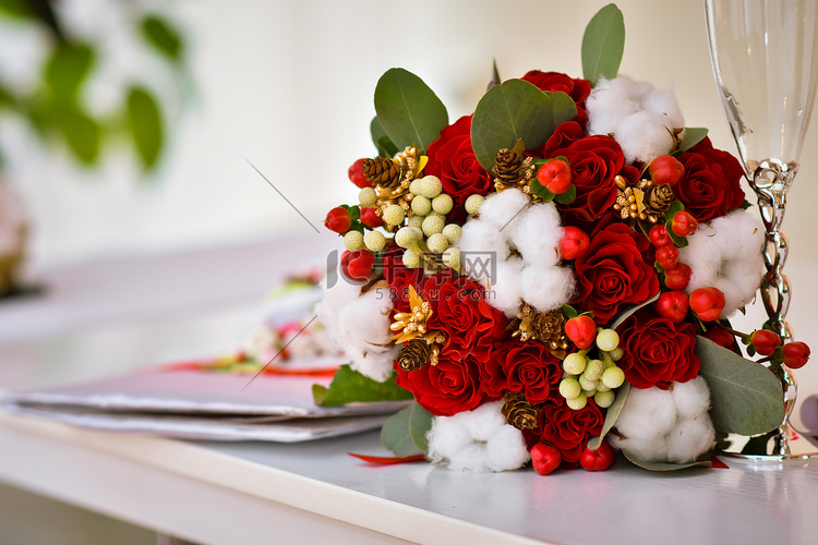 桌上的婚礼鲜花。