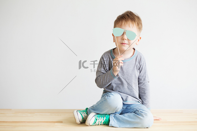 一个戴着蓝纸眼镜的可爱小孩的画