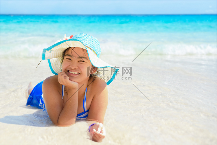 泰国海滩上快乐的女孩