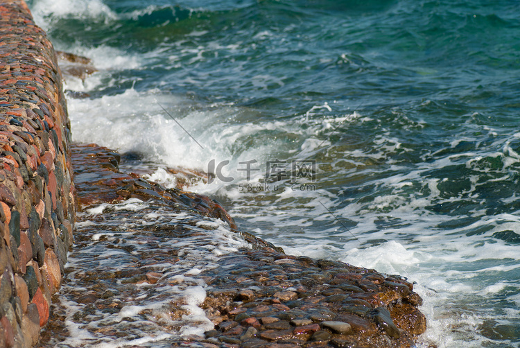 美丽清澈的绿松石海水面照片，石
