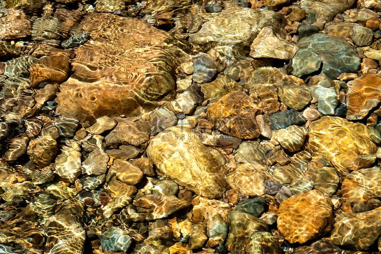 清澈的河水和石头的质地