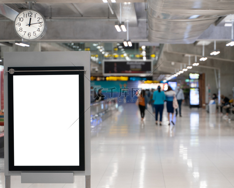 机场街头海报广告牌的白色屏幕空