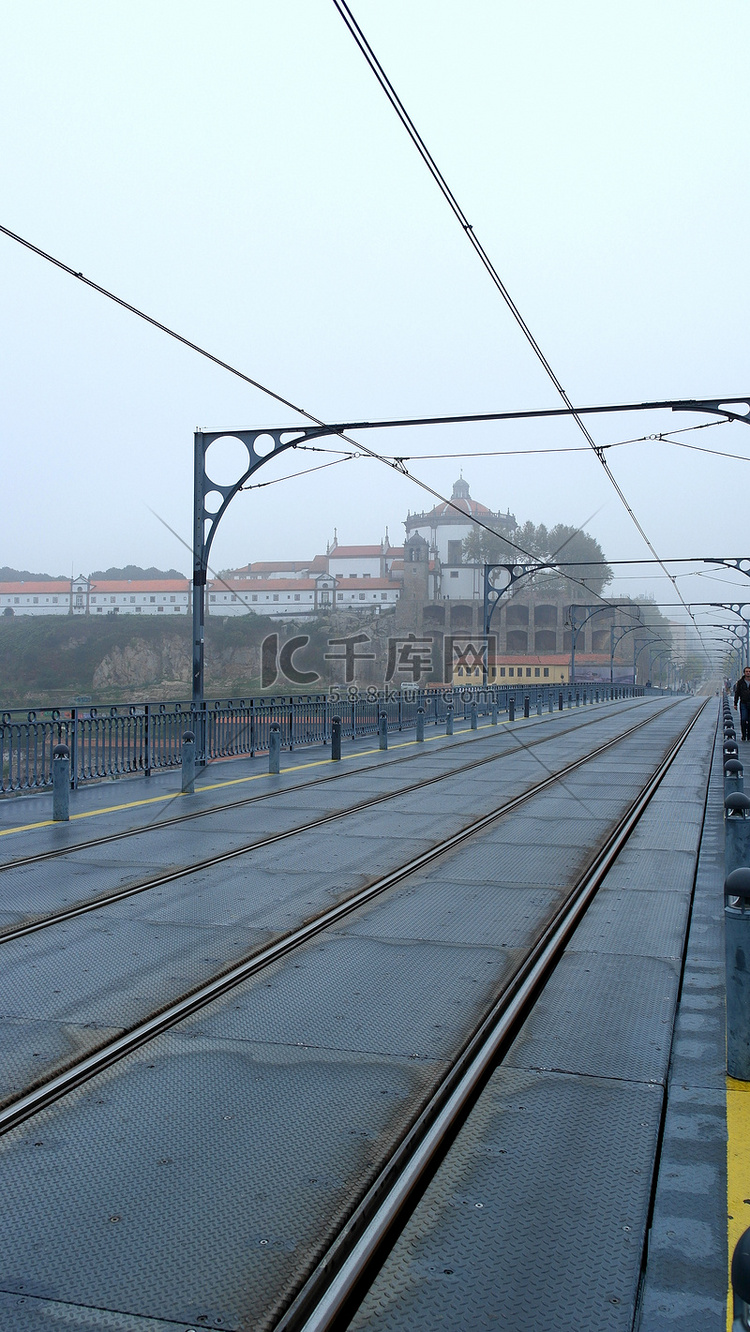 葡萄牙波尔图 dom Luiz 桥上的铁轨