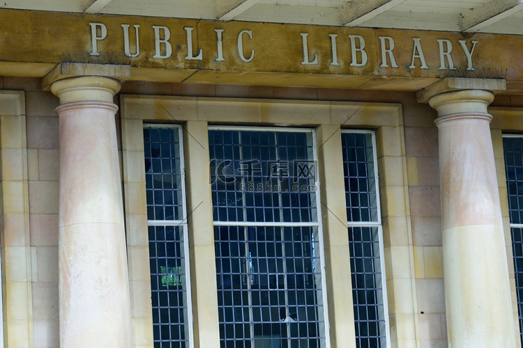 柱子上方的公共图书馆标志
