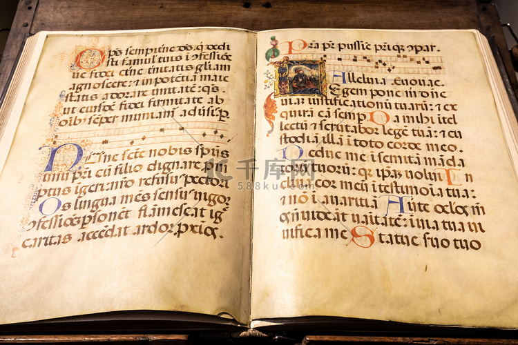 带有古代书法的古董中世纪手稿。