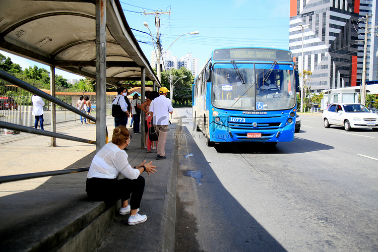 看到乘客在等候公共交通巴士